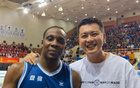 杨鸣今夏会见老友！与韩德君乌戈聚餐超开心，搭档哈德森参加活动